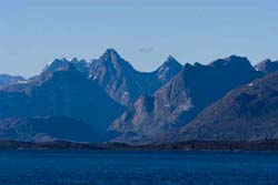 Mountains near Manitsoq, Greenland - Photo Delphine Maratier